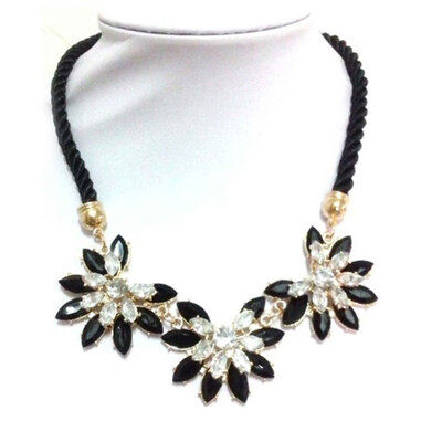 

Woman Crystal Rhinestone Flower Bib Chocker Necklace Short Style Jewelry Charms