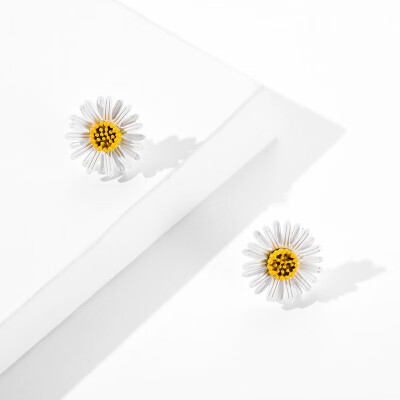 

Small Daisy White Flower Stud Earrings Simple Fresh Joker Earrings