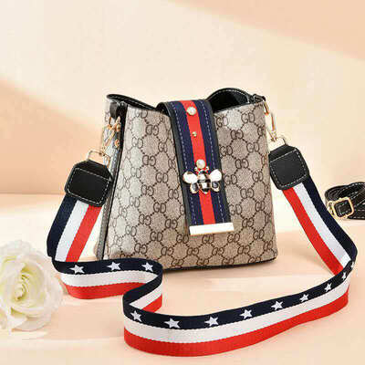 

Womens bag wholesale 2019 spring&summer new womens bag Korean fashion shoulder bag diagonal cross bucket bag