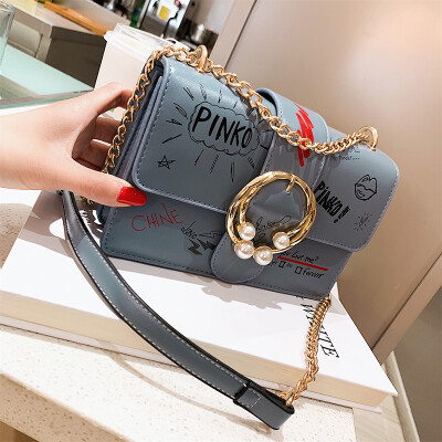 

Qiao Bani 2019 new South Korea ins fashion street shot pearl graffiti flip bag shoulder diagonal trend handbags