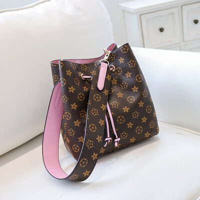 

Bucket bag female 2019 new Korean version of the simple wild print wide shoulder strap Messenger bag shoulder bag large capacity old flower bag