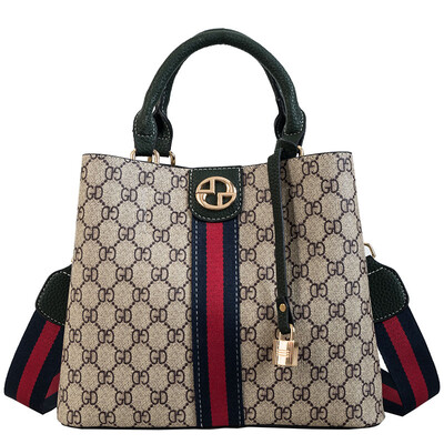 

The trend of womens bags is full of fashion one shoulder one shoulder
