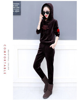 

The new autumnwinter 2018 leisure suit is a two-piece womens sweater with velvet&thick golden velvet rose embroidery