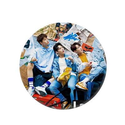 

KPOP Stray Kids Same paragraph Personalized Round Tinplate Badge Super Cute Bag Pendant Boys Girls Accessories Hot Gift for Fan