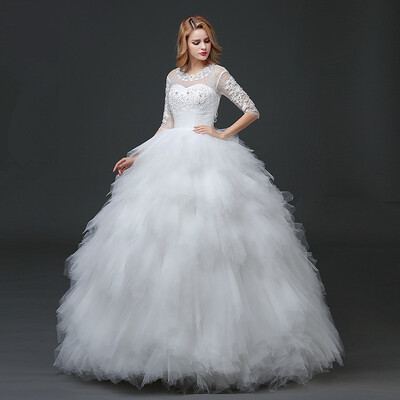 

New dresses show slim shoulders, sleeves, lace, wedding dresses