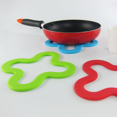 

Pot Pad Cross Silicone Trivet Non Slip Heat Resistant Pad для повседневной кухни Basic Spoon Rest Coaster (Random Color)