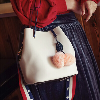 

Artmi Artemi bucket bag female new tide hit color big bag shoulder bag Messenger bag wide shoulder strap female bag dark green spell white