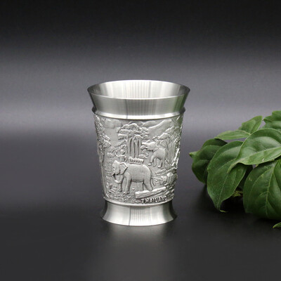 

Восточный олово - ликерная чашка Pewter Pure Tin 97% Lead-Free BB7 Hand Carved Beautiful Тиснение слонами Handmade в Таиланде