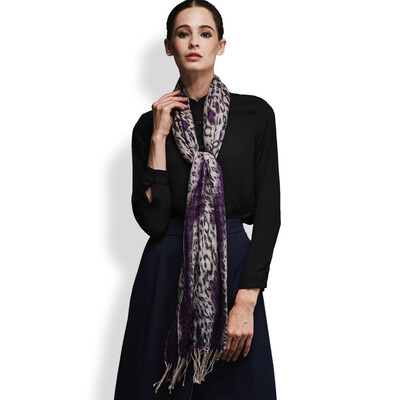 

Jingdong Supermarket Hengyuanxiang 50M16610 spring&autumn thin section pure wool long scarf female sunscreen scarf fashion wild printing shawl scarf dual-use purple