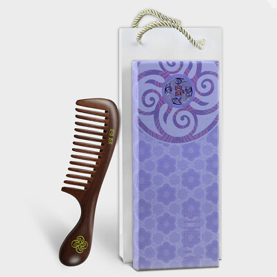 

【Jingdong Supermarket】 Palace Court Violet Long-handled Wood Combs Close-up Gold Carved Engraving Gold Sculpture Whole-wood Grinding Birthday Gift Gift Box Gift Packaging Z20-5