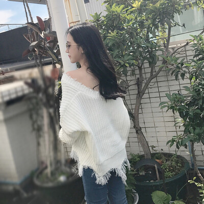 

2017 Spring and Autumn New Women's Handle loose irregular deep V-neck white tassel sweater sweater