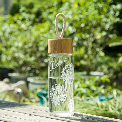 

A Ting Printing Heat-resistant Glass Bottle with Bamboo Lid and Portable Rope