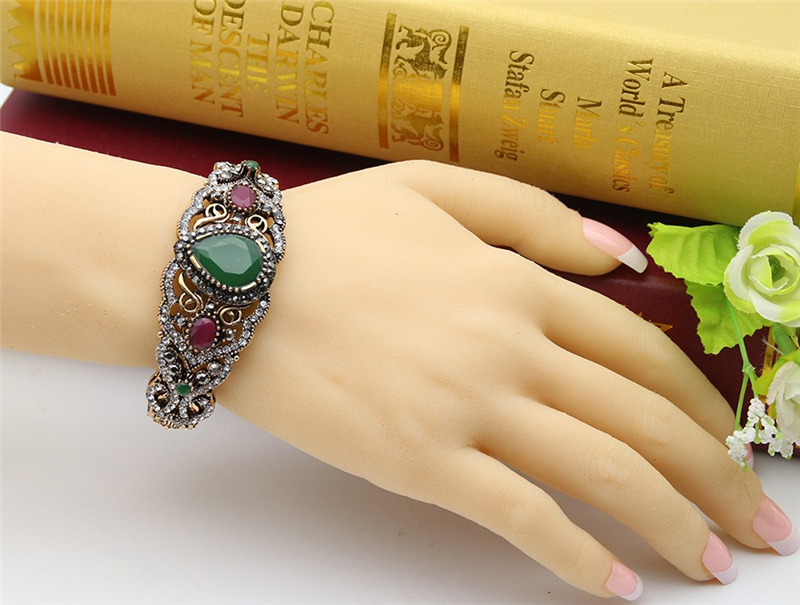 

SUNSPICE MS Зеленый, Vintage Hollow Flower Antique Gold Color Bracelet