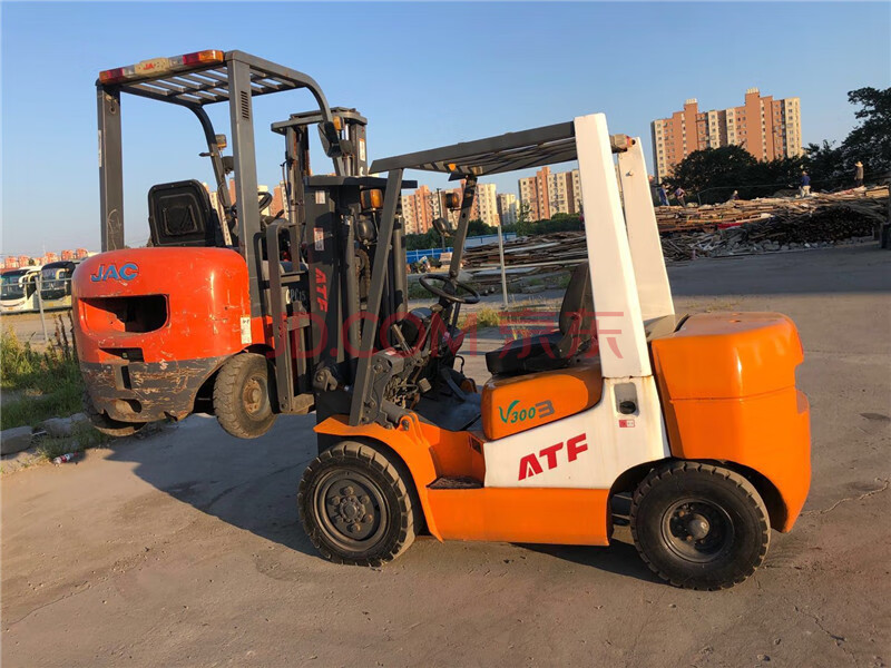 贯通拍卖5773吨atf叉车一台