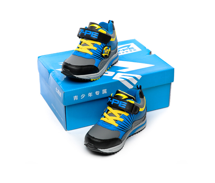 3-12岁 适用身高(cm) 通用                      包装清单:鞋盒x1