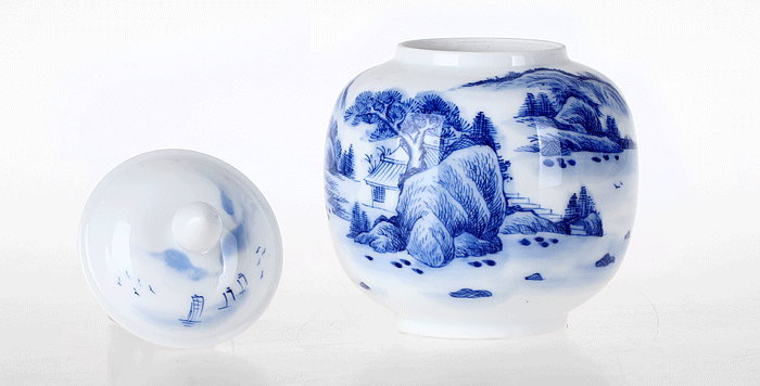 品名  山水,荷花茶叶罐 净重  211克 材质  青花 产地  景德镇 工艺