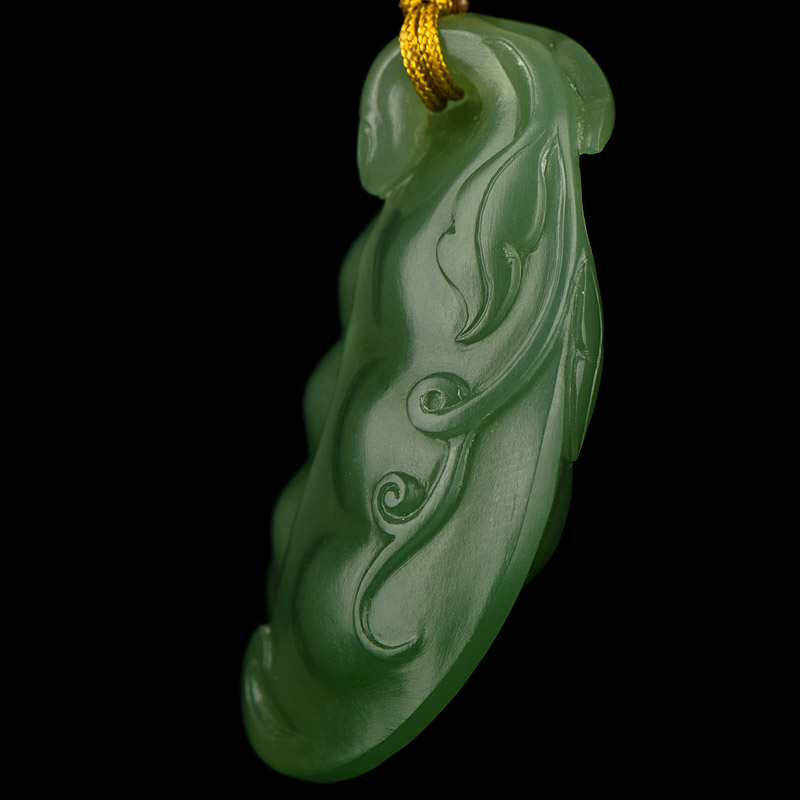 精雕扁豆,饱满丰润,颜色鲜嫩,藤蔓连接,雕刻 细致,工艺精湛,自然流畅.