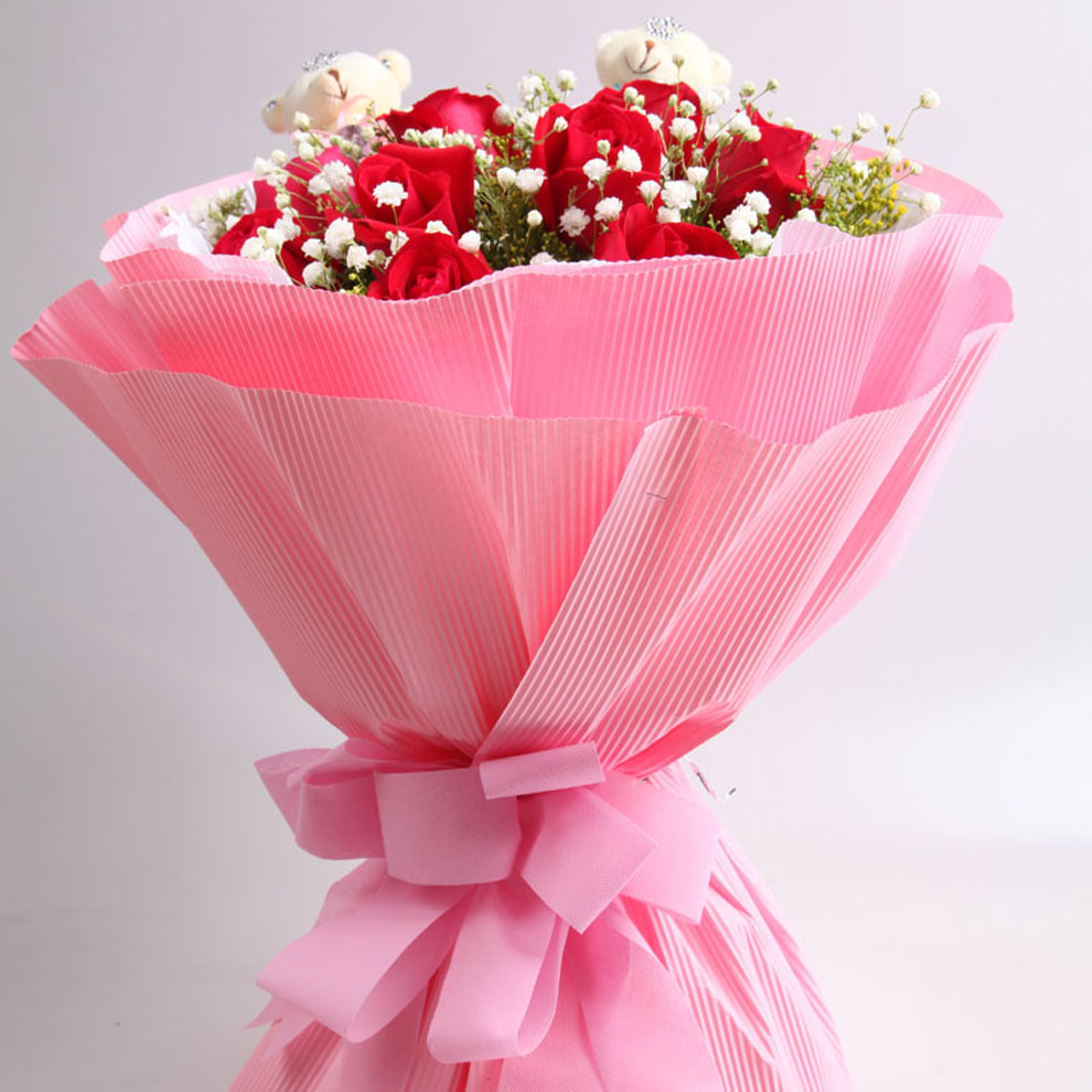 花 材 11枝红玫瑰,2只小熊,黄莺,满天星搭配,粉色外包装 蝴蝶结 花 语