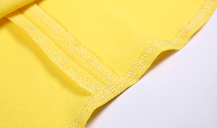 整齐的锁边车工线,采用大量双线明线压边,牢牢固定衣身版型.