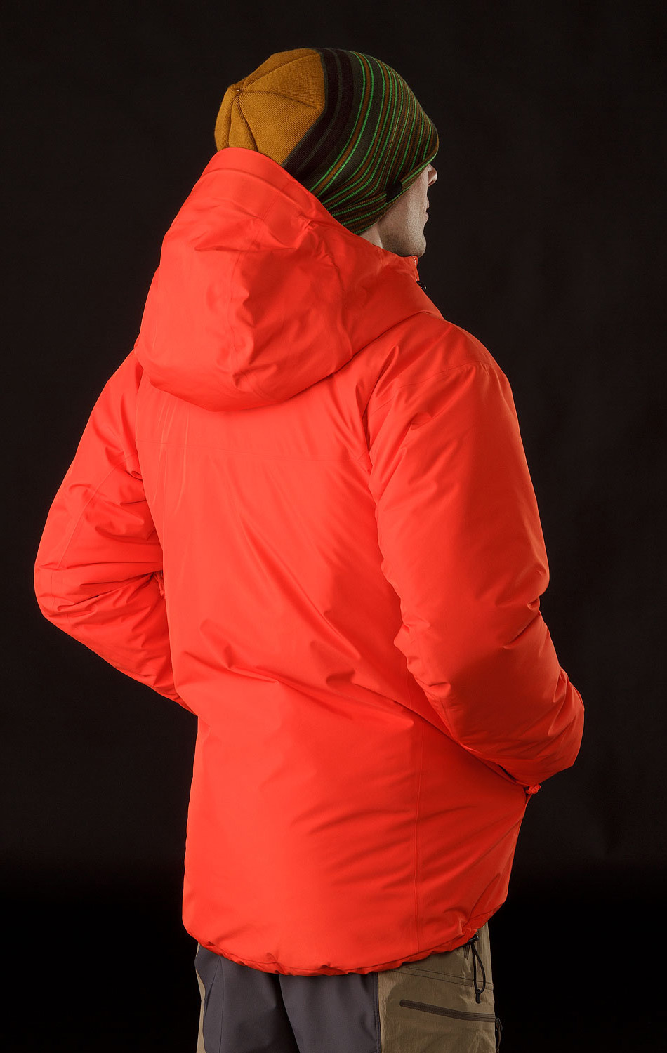 定位:最轻便且完全防水的全保暖夹克,采用防水透气的gore-tex和始祖鸟