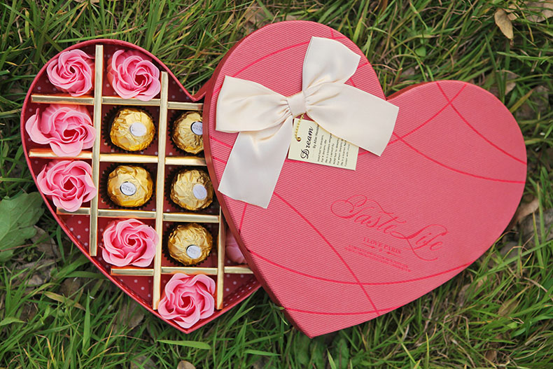 c款:11朵粉色香皂玫瑰花 7颗费列罗巧克力,高档红色心形礼盒装