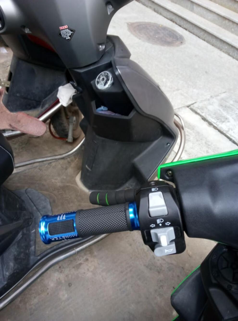 适用于摩托车手把套油门把手迅鹰福喜鬼火改装配件125踏板gy6手柄