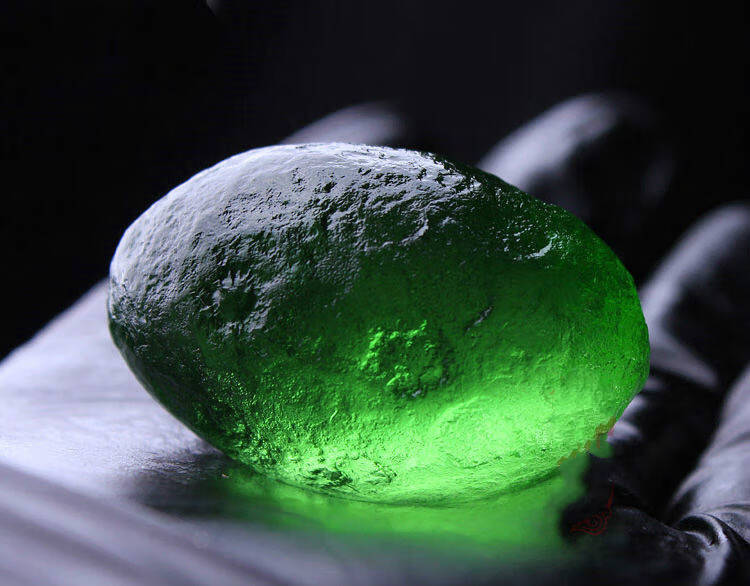 天然捷克绿陨石吊坠把玩件宇宙陨星原石挂件男女愈疗消忧郁2326克打孔