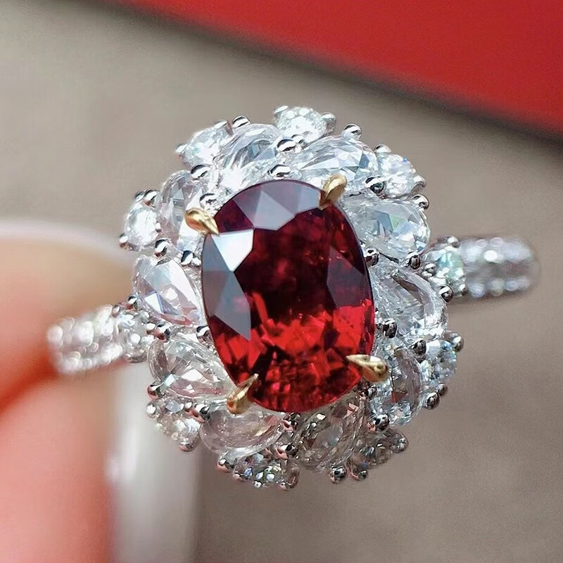 戒指上的红宝石是什么材料(一般黄金戒指上的红宝石是什么石?)