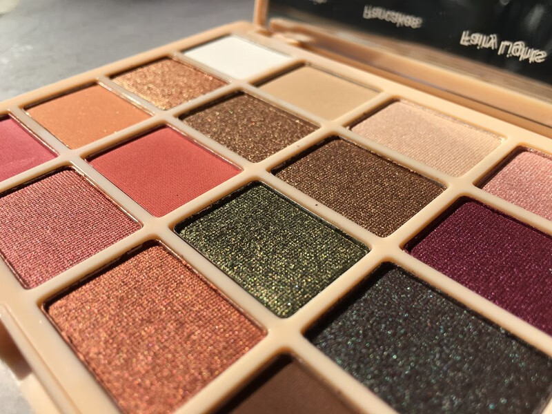 make up revolution24色眼影盘珠光哑光大地色学生彩妆sophx彩妆 di