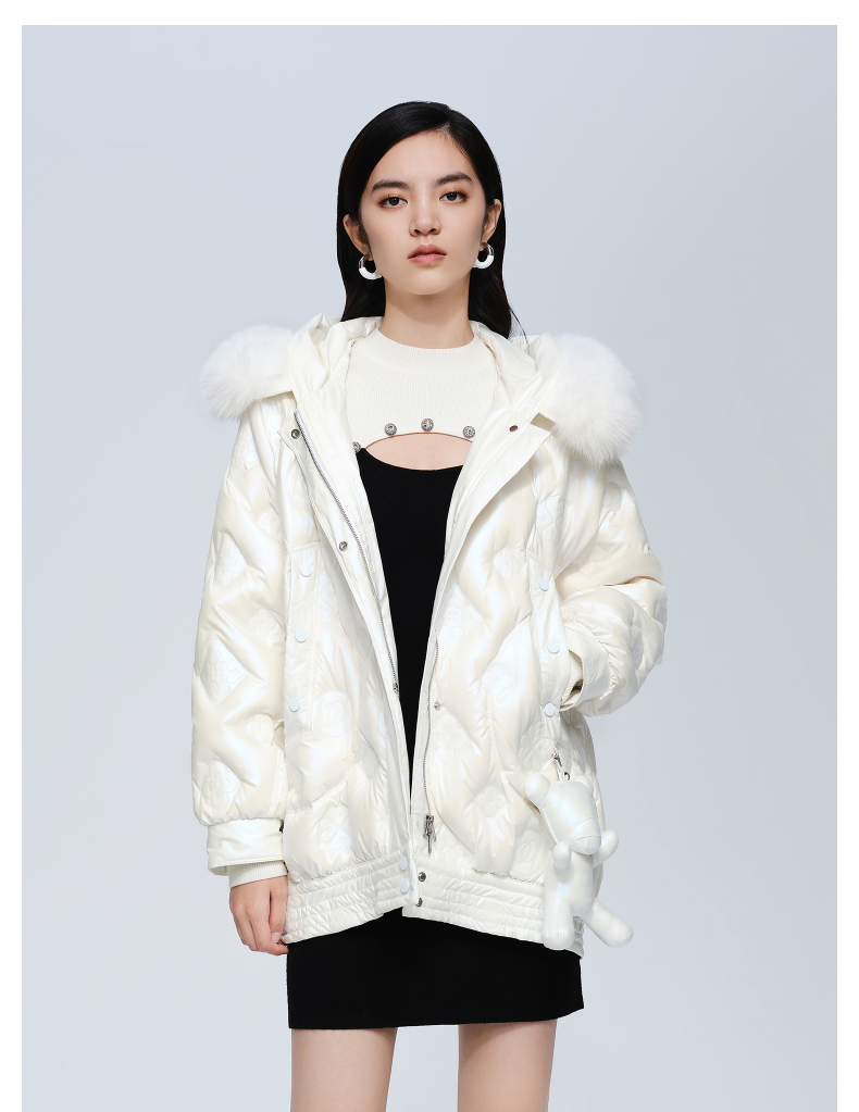 bebe2021冬季新款女亮面压花保暖羽绒服时尚设计感外套403403 米白 l