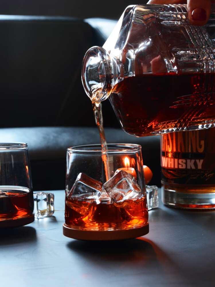 自觉舍物旋转威士忌酒杯烈酒杯洋酒杯啤酒杯玻璃酒具礼盒套装实木底座