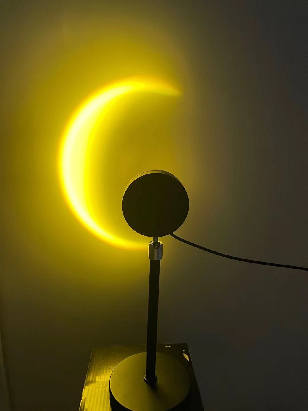新月投影灯跨境sunset lamp氛围网红台灯彩虹月光投影led日落台灯 桌