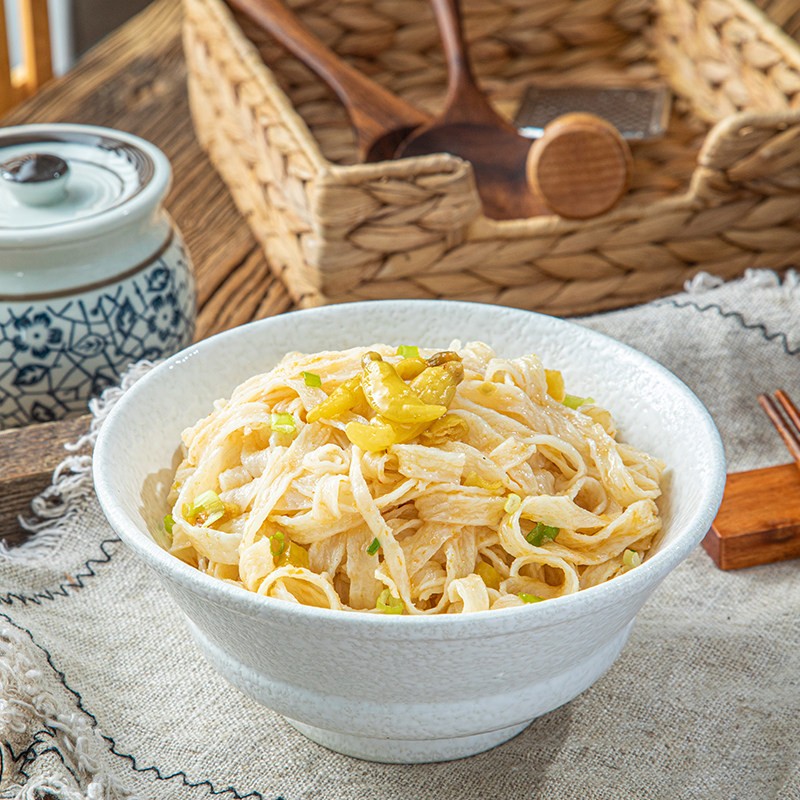 頂大涼皮兒熱湯麵皮酸辣粉絲根號3拉麵桶裝非油炸夜宵食品方便泡麵