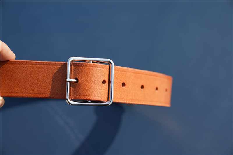 前面的皮带头因为时间长了,电镀的都有漏黑的感觉.老飞行员腰带.