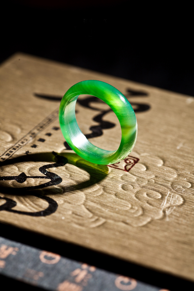 红玛瑙玉戒指黑翠绿色玉石水晶戒指赌神周润发同款玉指环男女 时尚