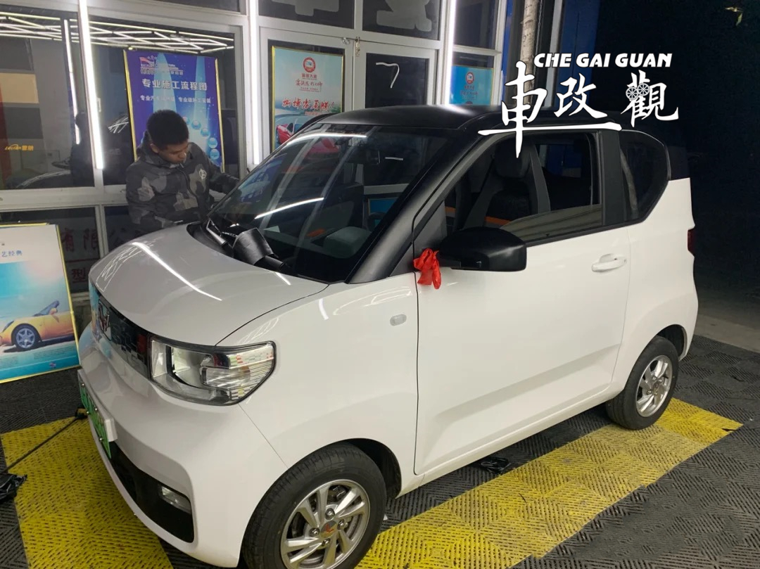 适用于五菱宏光miniev悬浮车顶高亮黑膜个性改装饰汽车贴纸电光改色膜