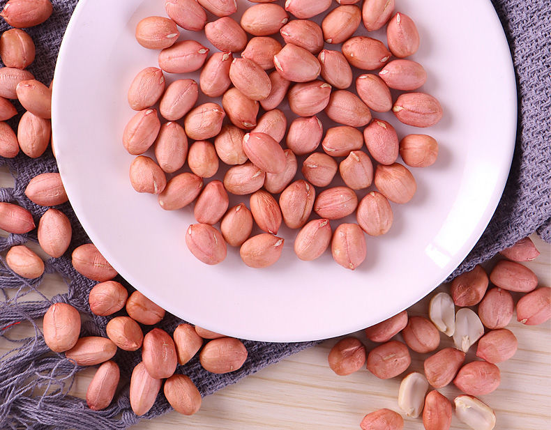 花生米会带有一定量干燥剂(40-50g左右)保持花生米脆脆的防止回潮