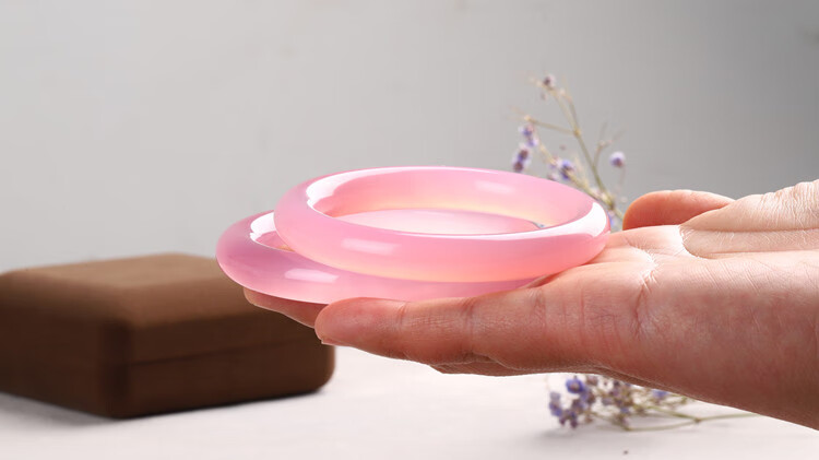 巴西淡粉色玉髓圆条手镯少女玛瑙桃花粉胖圆条藕粉芙蓉玉镯子直播专无