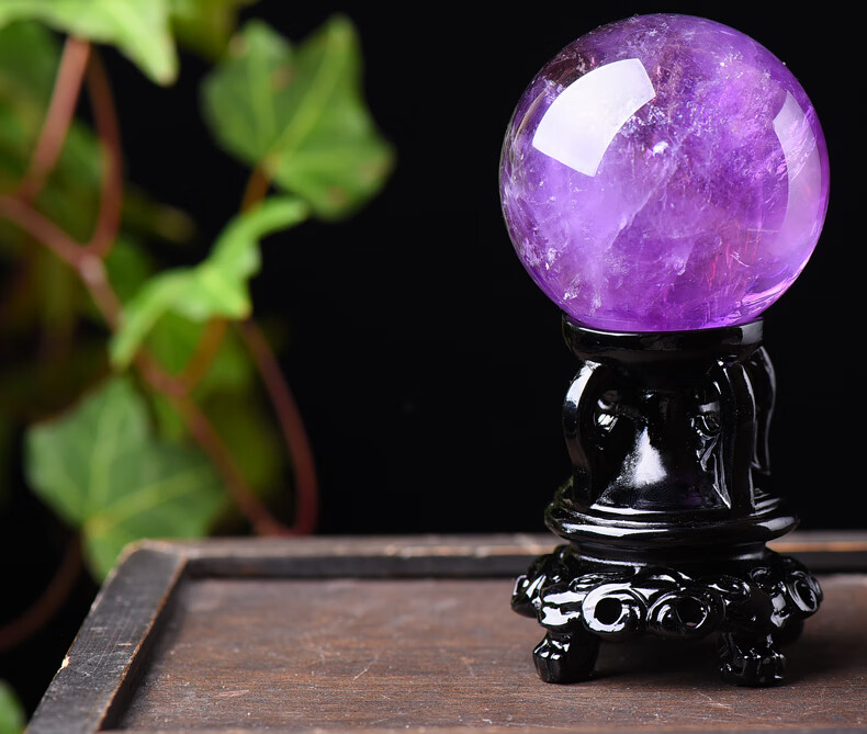 梦幻紫水晶球摆件紫色水晶球原石紫水晶球直径约6厘米