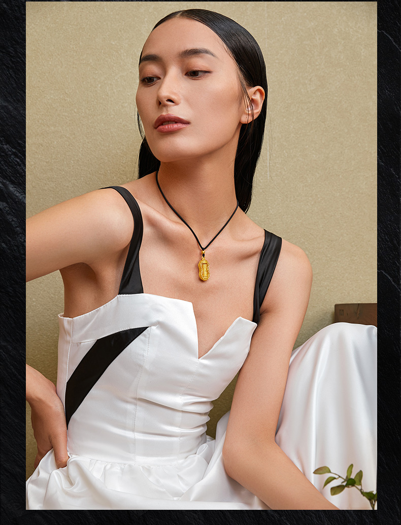 520礼物周六福黄金吊坠男女款足金传承古法心经转经筒黑绳项坠首饰