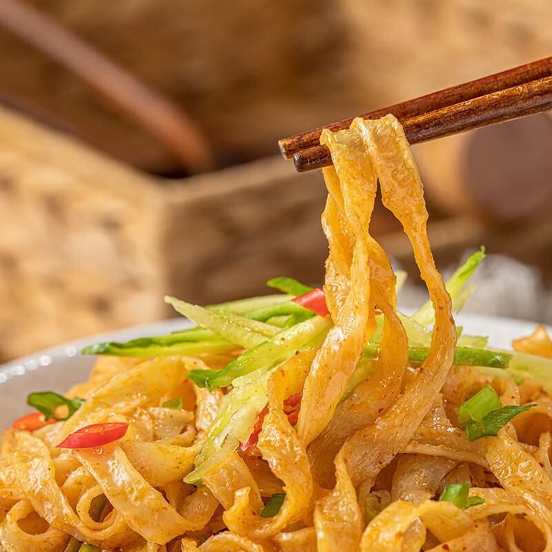 顶大凉皮儿热汤面皮酸辣粉丝根号3拉面桶装非油炸夜宵食品方便泡面