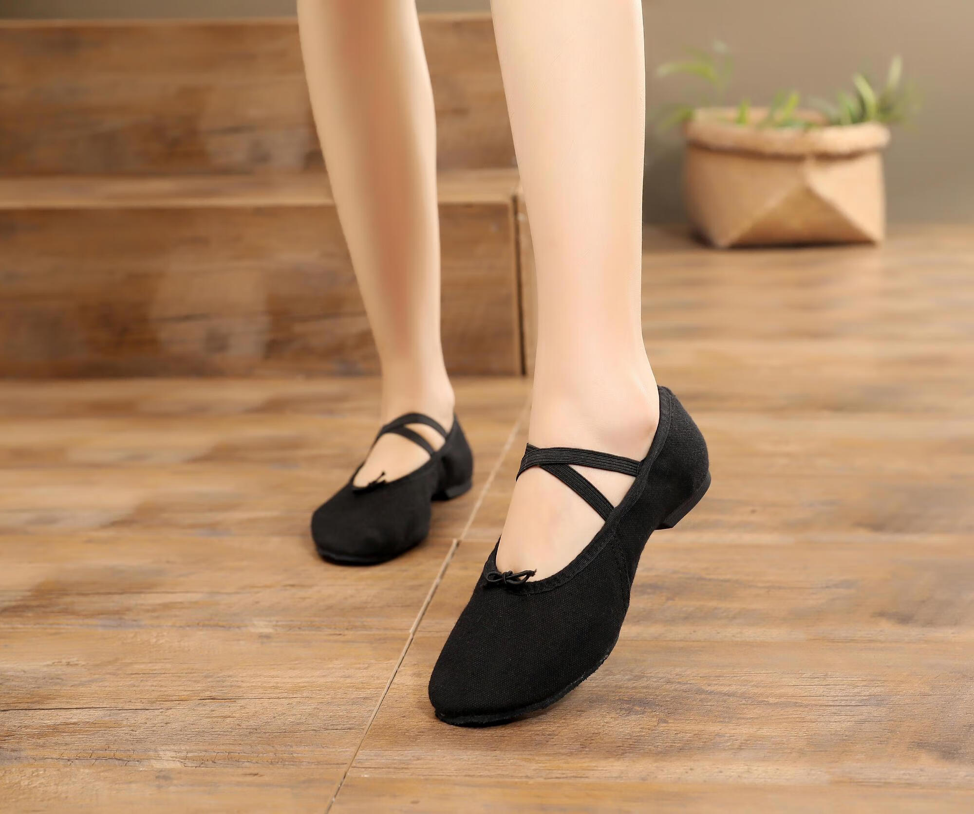 舞蹈鞋女带跟软底练功跳舞帆布民族肚皮芭蕾舞古典教师鞋 银色革面