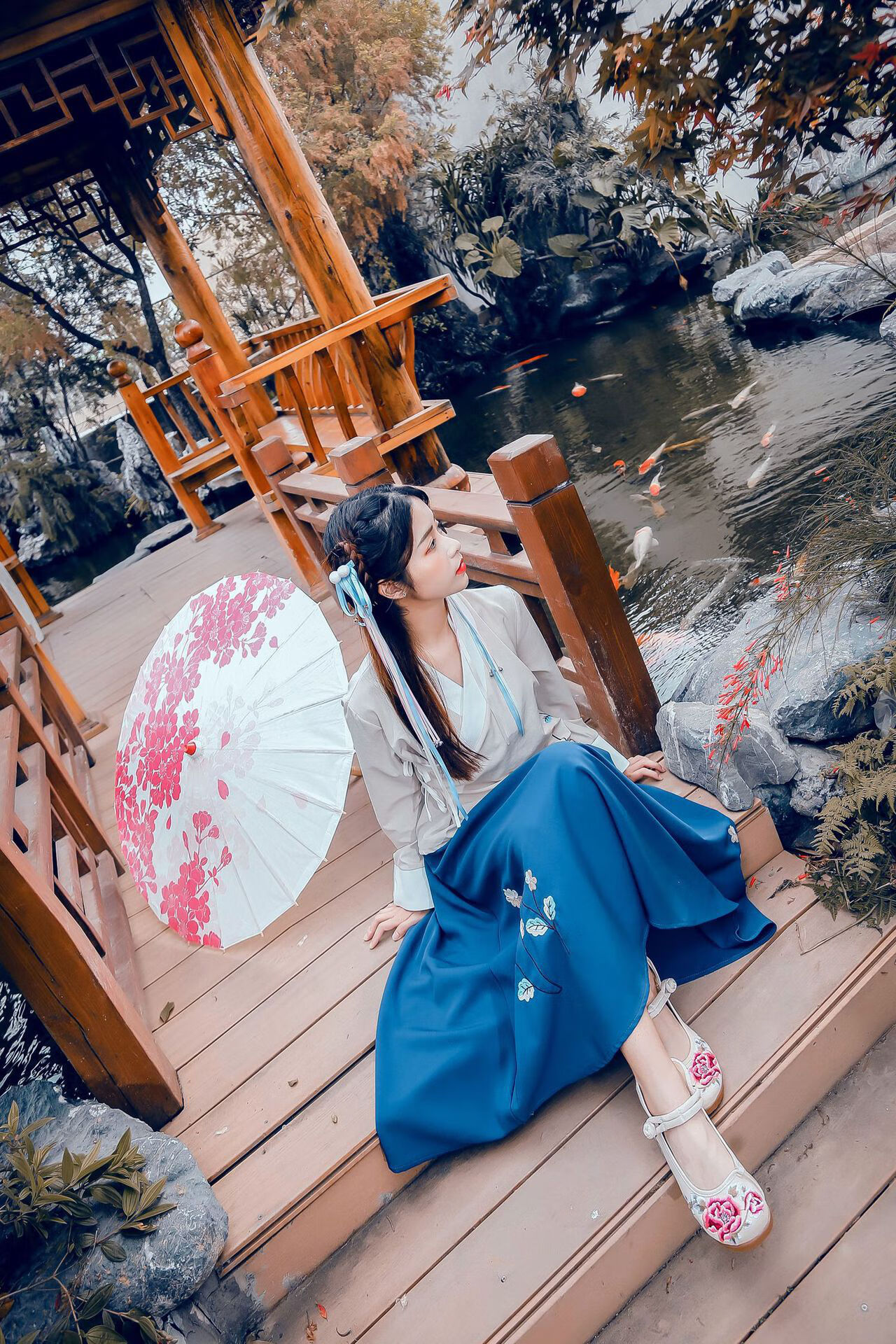 年夏季闭合方式:系带鞋头款式:圆头风格:民族风流行元素:绣花鞋跟形状