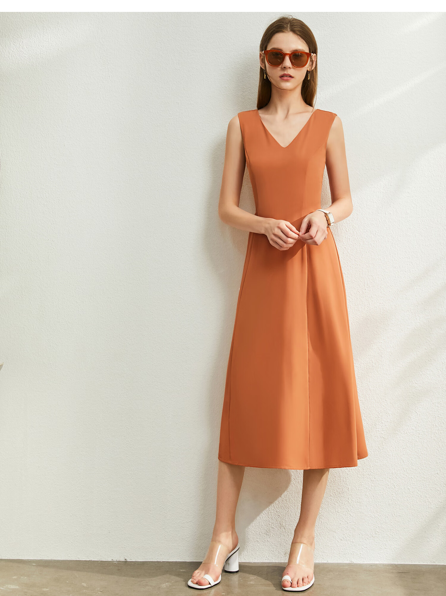 amii极简名媛风优雅气质v领连衣裙夏修身无袖a字中长女裙 浅卡其 160