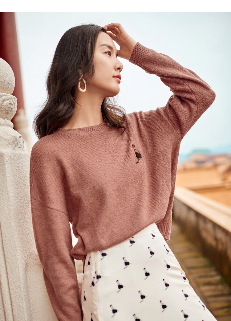 【国风系列】对白女装宽松别致刺绣毛衣女时尚落肩针织衫女 白色 l