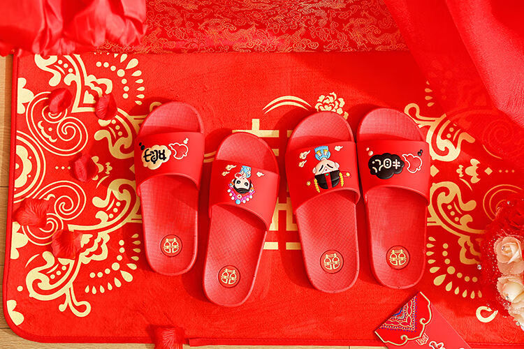 祺通服饰专营店商品编号:71941514773商品名称:大红色百年好合凉拖鞋