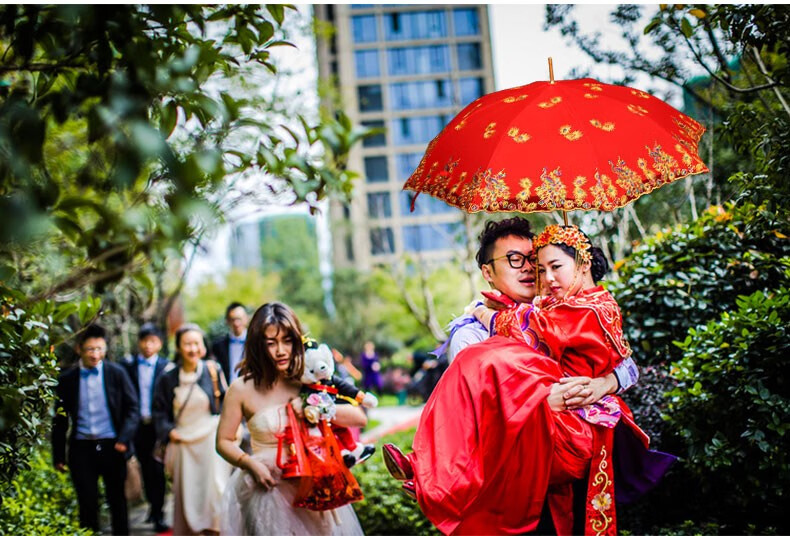 结婚打红伞图片