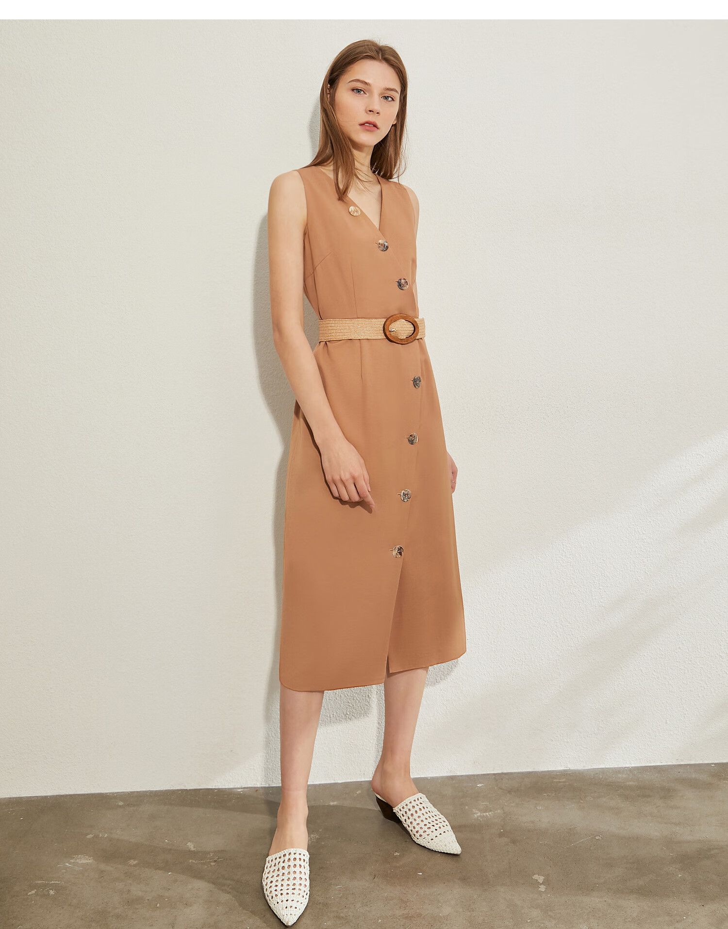 amii极简修身v领无袖纽扣开襟连衣裙2020夏季新款收腰中长裙子 荔枝白