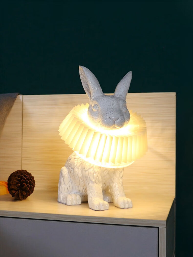 卡通可爱客厅儿童房卧室床头灯别墅展厅树脂创意造型发光兔子台灯坐立
