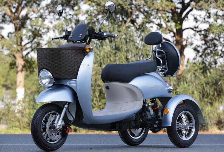 适用于新款小龟电动三轮车电瓶车家用女士接送孩子72v长跑王 48v双灯